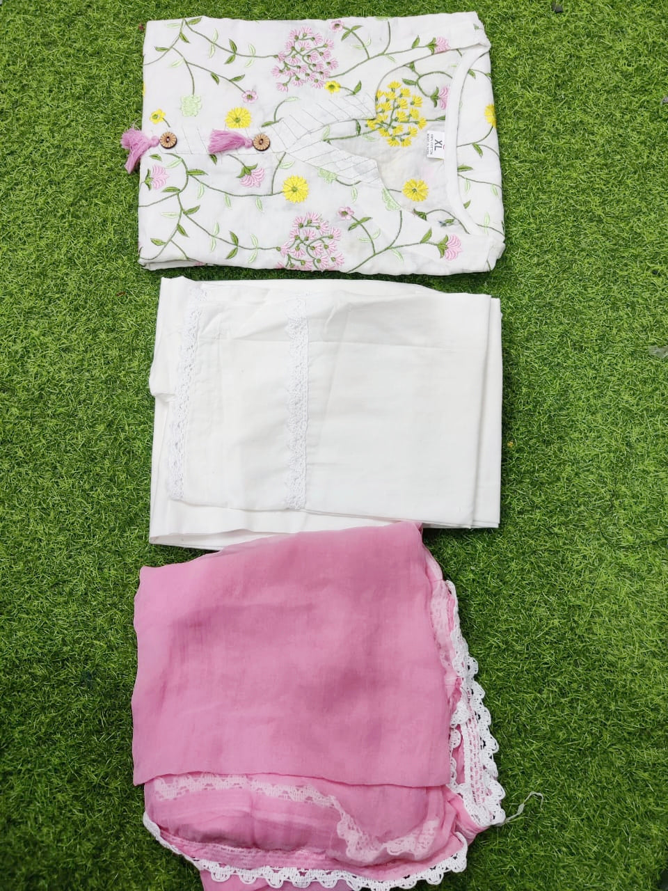 Off White Hand Embroidery Cotton Kurta with lining, Pant & Pink Pure contrast Dupatta
Regular priceR